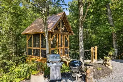 gas and charcoal grill at Shasta Mountain Escape
