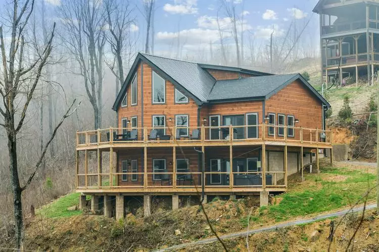 Stacked Deck 3-bedroom cabin in the Smoky Mountains