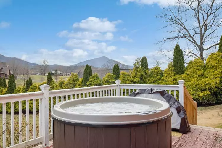 Majestic Valley Retreat hot tub with mountain view